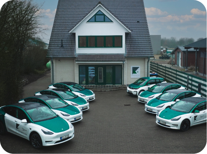 Acht Tesla Autos stehen vor dem Büro Stefan Matt in Büdelsdorf