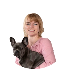 Porträt von Caroline Matt mit Hund, zuständig für das Rechnungswesen bei Ingenieurbüro Stefan Matt, vor neutralem Hintergrund